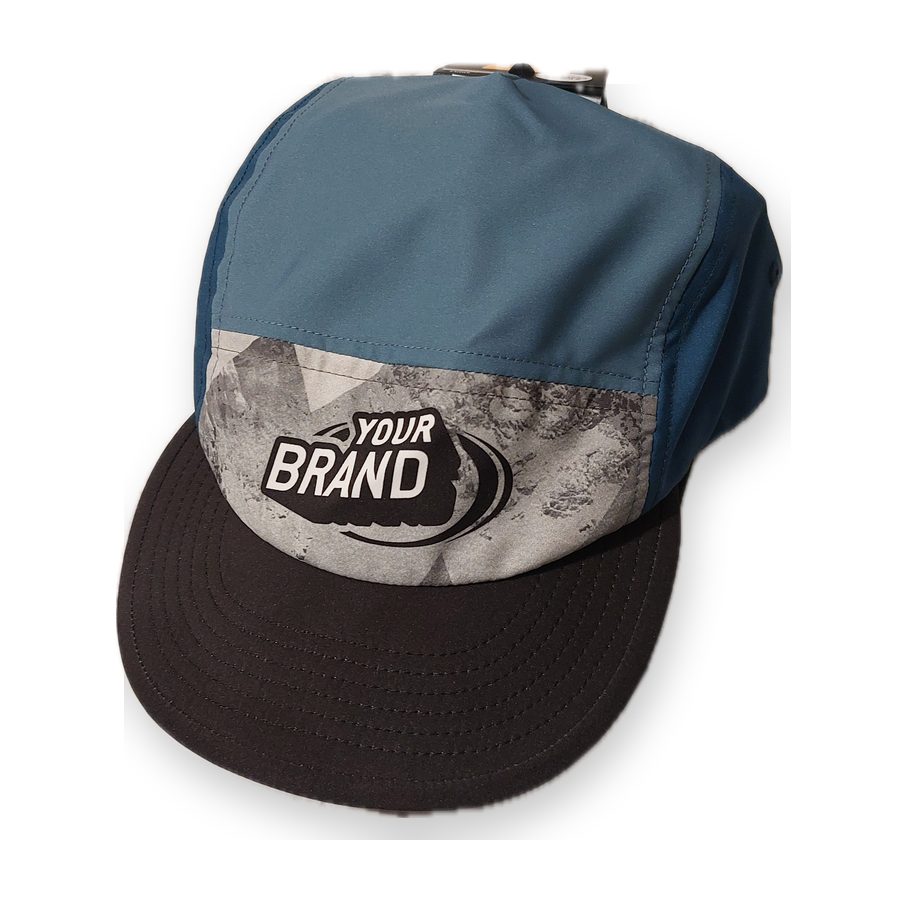 Casquette bleue, face avant imprimée d'une photo de roche avec un logo